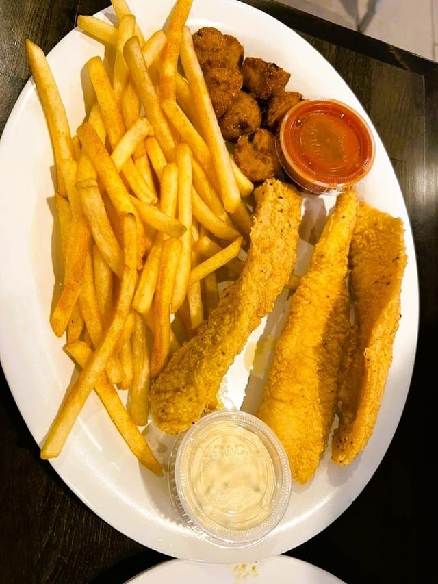 2 Fillets Fried Catfish (6 PCS).